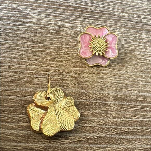 Pink flower stud earrings A825 - Picture 4 of 5